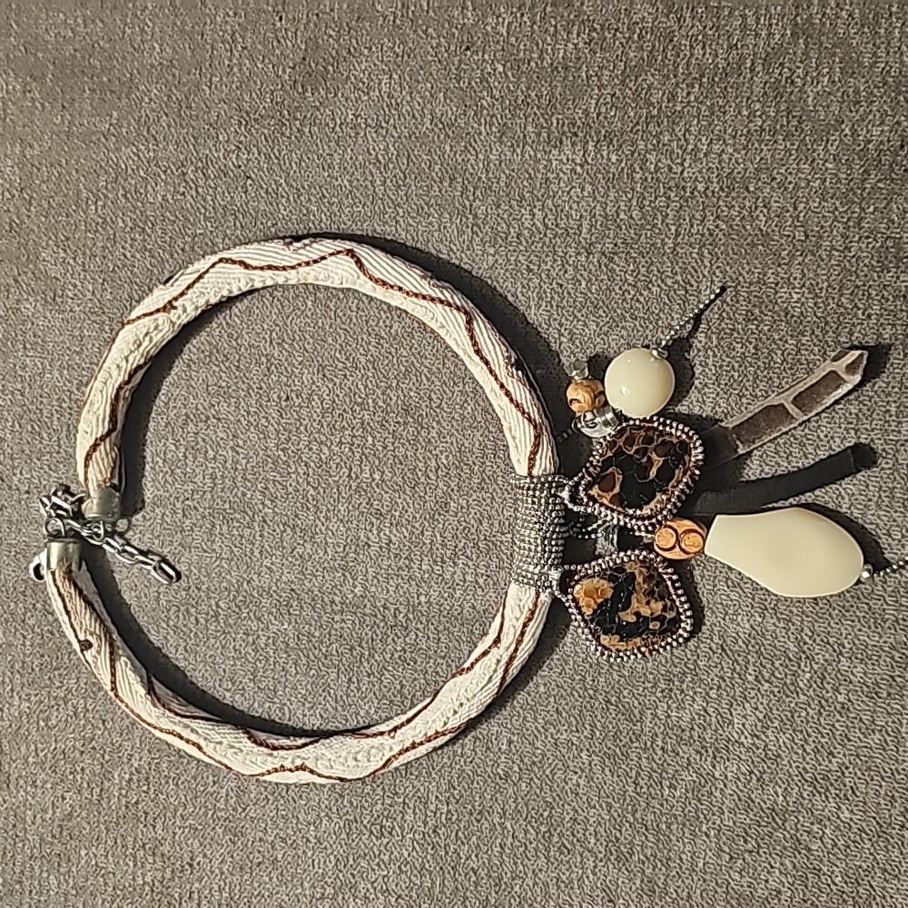 Costume jewelry choker fit necklace